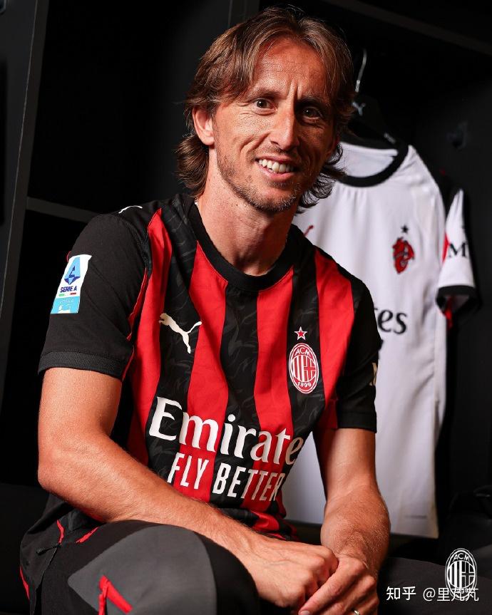 足球国足归化球员表现稳健，获媒体点赞