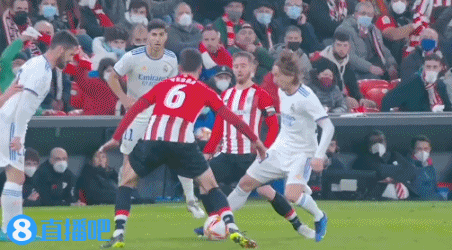 一斯佩齐亚球迷掉进看台和球场之间的沟里，被送进重症监护室